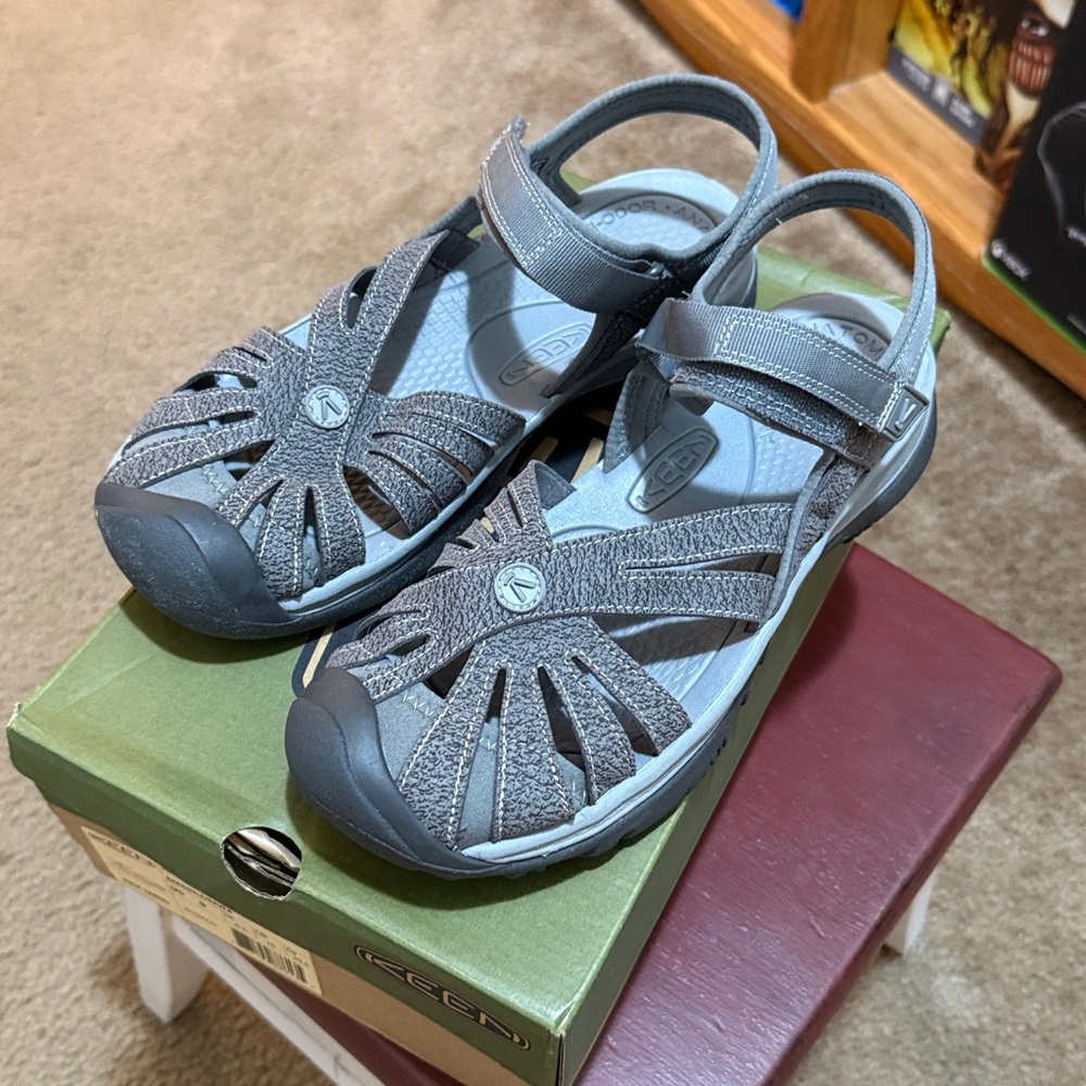 Keen Rose Sandal color is Gargoyle Raven 9 - Picture 3 of 8